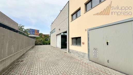 Foto Capannone industriale in Via Livatino, Melzo di 350 m² con 7 locali