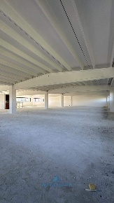 Foto Capannone industriale a Orta di Atella di 1200 m² con 5 locali