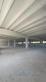 Foto Capannone industriale a Orta di Atella di 1200 m² con 5 locali