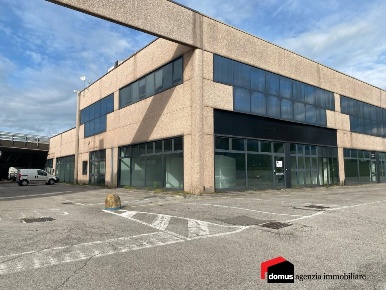 Foto Capannone industriale a Thiene di 540 m² con 8 locali in affitto