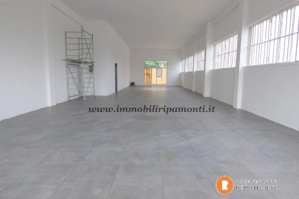 Foto Capannone industriale in Via Achille Grandi, Lecco Belledo di 200 m²