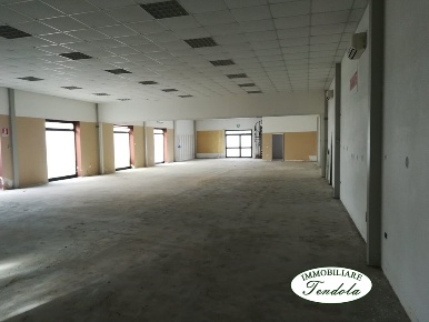 Foto Capannone industriale a Castelnuovo Magra di 360 m² con 1 locali