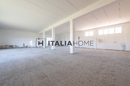 Foto Capannone industriale in via niccolò copernico, Selargius di 600 m²