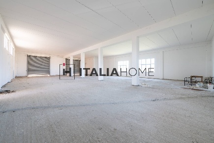 Foto Capannone industriale in via niccolò copernico, Selargius di 600 m²