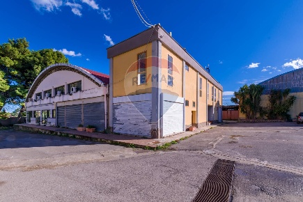 Foto Capannone industriale in Via Calcante, Palermo Cardillo di 1800 m²