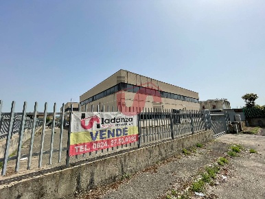 Foto Capannone industriale in CONTRADA PEZZAPIANA, Benevento di 846 m²