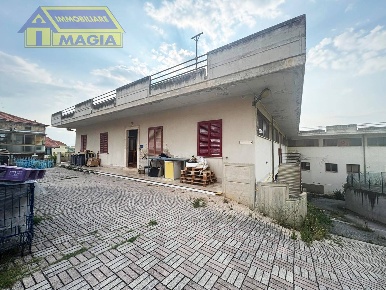 Foto Capannone industriale a Ancarano di 859 m² in vendita