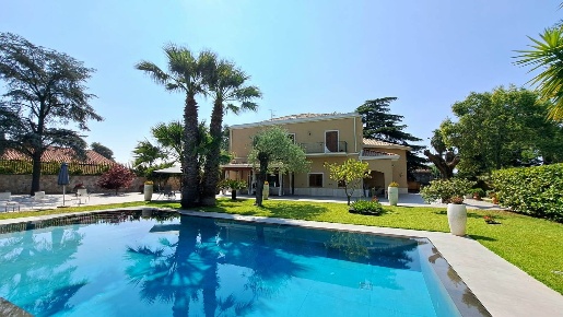 Foto Villa unifamiliare a San Giovanni la Punta Centro di 500 m² in vendita