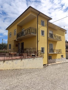 Foto Casa indipendente a Nereto di 300 m² con 8 locali in vendita