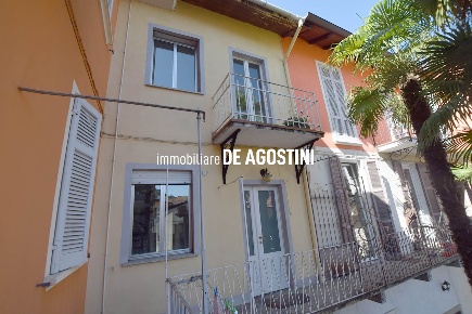 Foto Appartamento in Via Fabbriche 14, Meina Centro di 75 m² con 3 locali