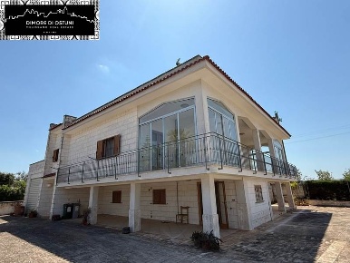 Foto Villa unifamiliare a Ostuni di 240 m² con 10 locali in vendita