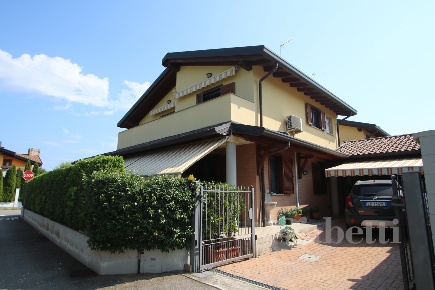 Foto Villa bifamiliare in Via Gandhi 10, Olgiate Olona di 200 m² in vendita