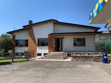 Foto Casa indipendente a Cordenons di 240 m² con 8 locali in vendita