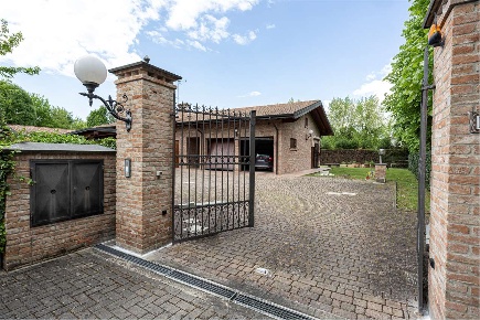 Foto Villa unifamiliare a Castelnuovo Rangone di 467 m² con 6 locali