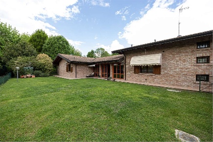 Foto Villa unifamiliare a Castelnuovo Rangone di 467 m² con 6 locali