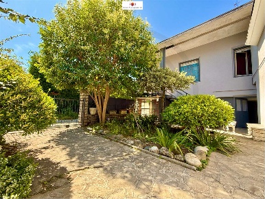 Foto Villa unifamiliare in via Donizetti, Bernareggio Centro di 270 m²