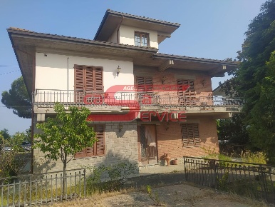Foto Villa unifamiliare a Lamporecchio Centro di 280 m² con 13 locali