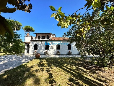 Foto Villa unifamiliare a Massa Ronchi - Poveromo di 200 m² con 8 locali
