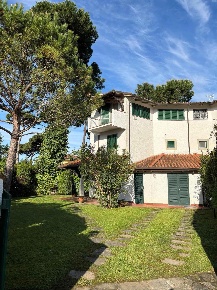 Foto Villa bifamiliare a Forte dei Marmi Vittoria Apuana di 120 m²