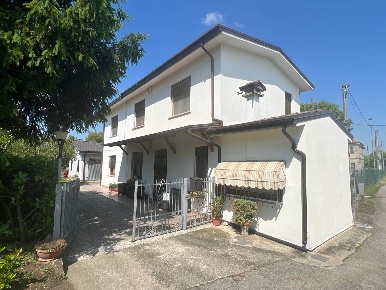 Foto Casa indipendente a Barbona di 225 m² con 10 locali in vendita