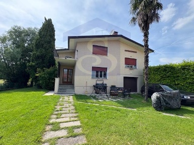 Foto Casa indipendente a Brugnera Centro di 225 m² con 12 locali in vendita