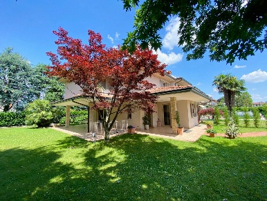 Foto Villa unifamiliare in Via Evangelista Torricelli 1, Centro di 340 m²