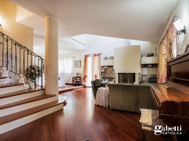 Foto Villa unifamiliare a Cattolica di 350 m² con 11 locali in vendita
