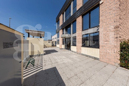Foto Capannone industriale a Carugate di 1440 m² con 5 locali in vendita