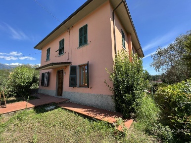 Foto Appartamento in Via Ponticello, Filattiera di 127 m² con 4 locali