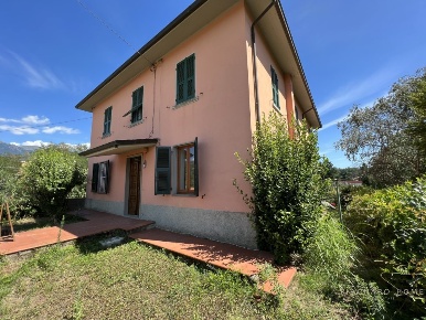 Foto Appartamento in Via Ponticello, Filattiera di 127 m² con 4 locali