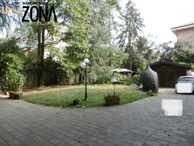 Foto Villa unifamiliare in Viale Edison, Bovisio-Masciago di 458 m²