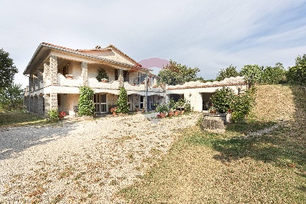 Foto Villa unifamiliare in Via S. Cataldo, Vitorchiano Teverina di 180 m²