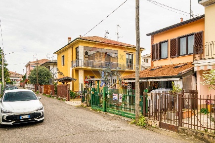 Foto Casa indipendente in Via Isonzo, Cardano al Campo di 118 m² in vendita