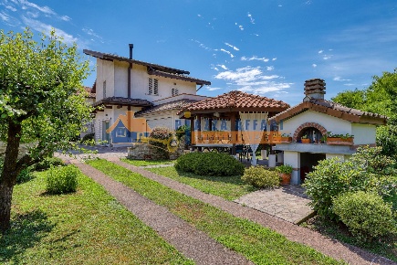 Foto Villa singola in via Borghetto, Carnago Centro di 213 m² con 4 locali