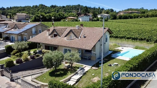 Foto Villa bifamiliare a Corte Franca Colombaro Timoline di 180 m²