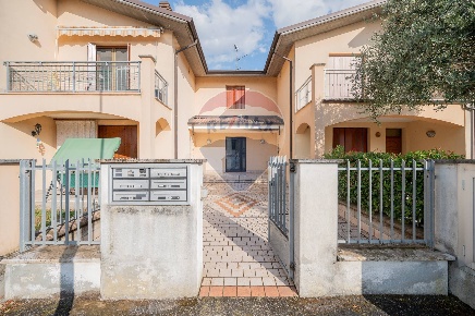 Foto Appartamento in VIA GANDHI, Dosolo Centro di 80 m² con 2 locali