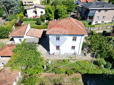Foto Appartamento in via Libertà, Arcisate Centro di 158 m² con 3 locali