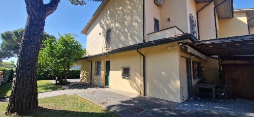 Foto Villa bifamiliare a Cervia Centro di 180 m² con 8 locali in vendita