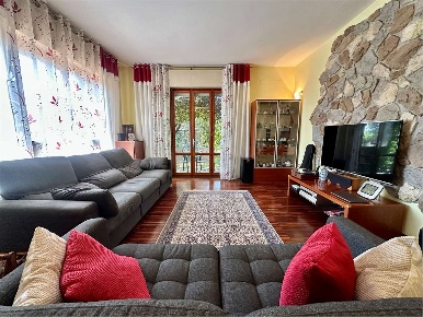 Foto Villa bifamiliare in via dei massagli, Lucca di 130 m² con 4 locali