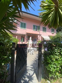 Foto Villa a schiera a Forte dei Marmi Vittoria Apuana di 193 m² in vendita