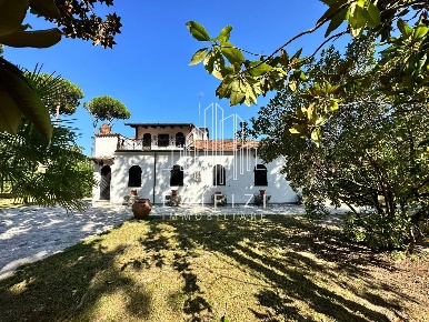 Foto Villa unifamiliare a Massa Ronchi - Poveromo di 200 m² con 8 locali