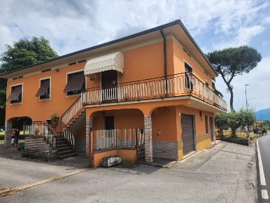 Foto Casa indipendente a Capannori Segromigno - San Colombano di 433 m²