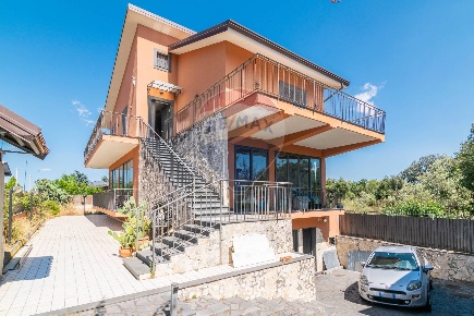 Foto Villa singola in VIA MARIO GIUSTI, Pedara Centro di 250 m² in vendita