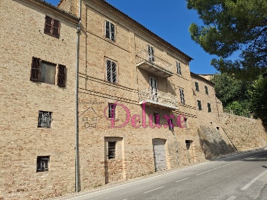 Foto Casa indipendente in via Cafaggio, Treia Centro di 230 m² con 7 locali