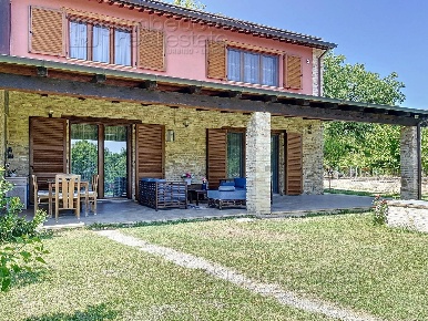 Foto Casa indipendente a Fermignano Centro di 230 m² con 8 locali