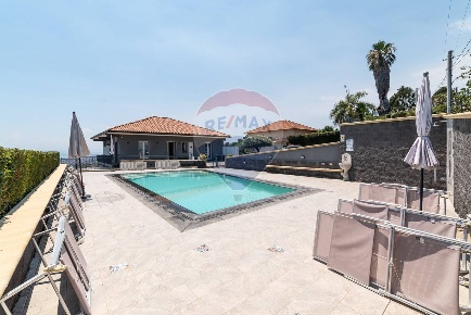 Foto Villa singola in Via Gallinaro, Aci Castello di 300 m² con 9 locali