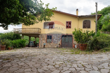 Foto Villa singola a Cavriglia di 261 m² con 10 locali in vendita