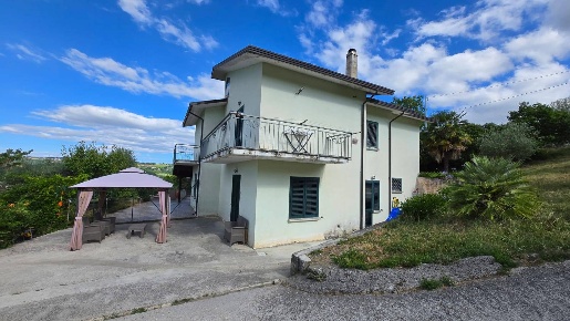 Foto Villa a schiera in C/da Saraceno, Montemarano di 110 m² con 3 locali