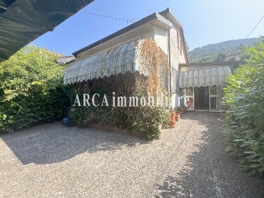 Foto Villa bifamiliare a Pietrasanta di 140 m² con 5 locali in vendita