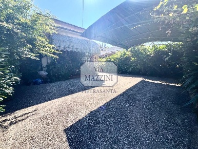Foto Villa bifamiliare a Pietrasanta di 125 m² con 6 locali in vendita
